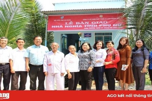 Trao 3 nhà 'Nghĩa tình phụ nữ' cho các Chi Hội trưởng phụ nữ khó khăn về nhà ở