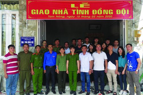 Tặng nhà tình đồng đội