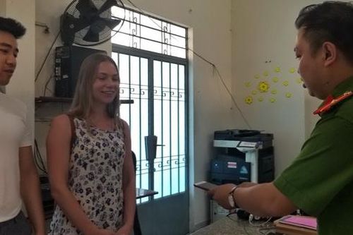 Trao trả tài sản cho nữ du khách người Nga
