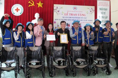 Tình nguyện viên Hàn Quốc trao tặng 40 xe lăn