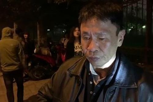 Dắt dao phóng lợn đi dạo phố