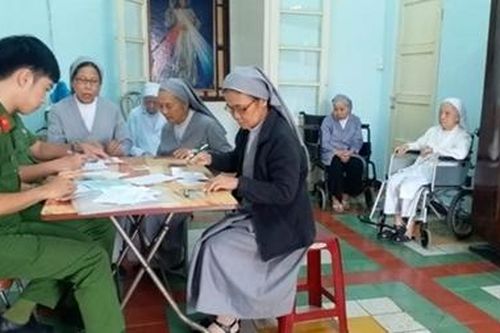 Đến tu viện làm thủ tục cấp CMND cho các nữ tu già yếu