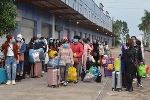 Đưa 73 công dân từ Trung Quốc về cách ly tại Quân khu 3