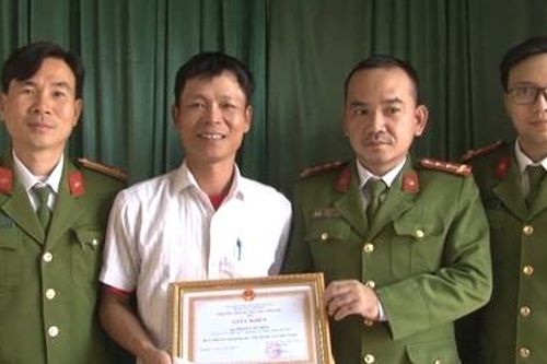 Công an khen thưởng người đàn ông dũng cảm cứu 2 mẹ con trên sông Như Ý