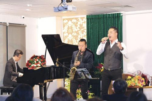Âm nhạc trong 'mùa dịch': Liveshow 'lùi', MV 'tiến'
