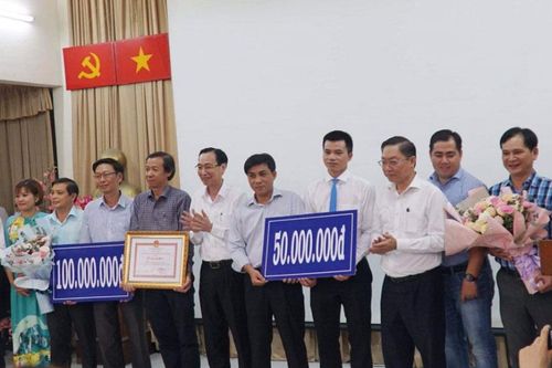 Thành phố Hồ Chí Minh: Khen thưởng 2 bệnh viện điều trị thành công 3 ca nhiễm Covid-19