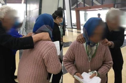 2 vợ chồng ông cụ bám vai nhau dò dẫm đi khám bệnh, nghe được lời động viên của cụ bà khiến bất cứ ai cũng thấy cay mắt