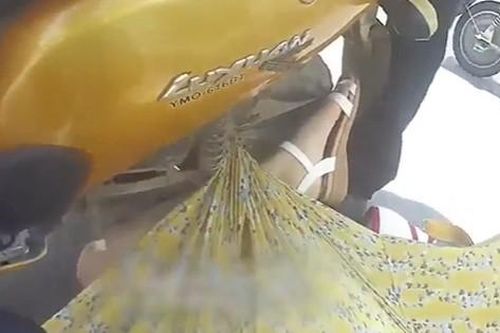 Chị em gặp nạn khi chạy xe vì trang phục rườm rà