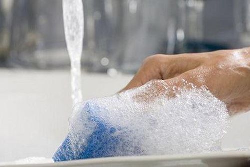 Thói quen dùng nước rửa chén cực kì sai lầm mà chị em hầu như ai cũng mắc