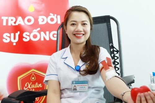 Bác sĩ, y tá BV Giao thông vận tải hiến máu cứu người trong mùa dịch COVID-19