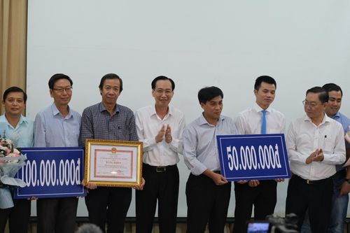 TP.HCM khen thưởng đột xuất bác sĩ có công trong điều trị COVID-19