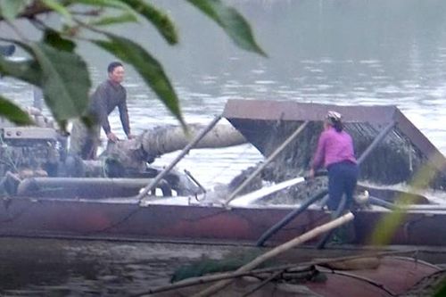 'Cát tặc' lộng hành trên sông Chu