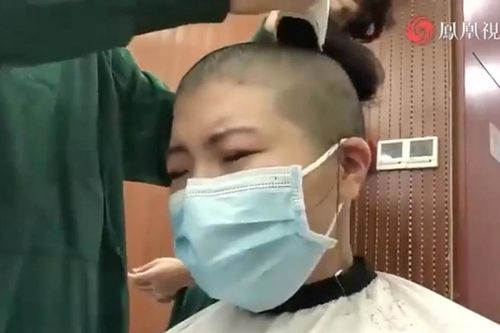 Dư luận TQ phẫn nộ vì nhân viên y tế bỏ mặc sức khỏe để làm việc