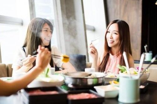Người phục vụ bịt kín người khi bán lẩu vì sợ virus corona