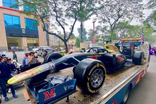 Cận cảnh mô hình xe đua F1 xuất hiện trên phố Hà Nội