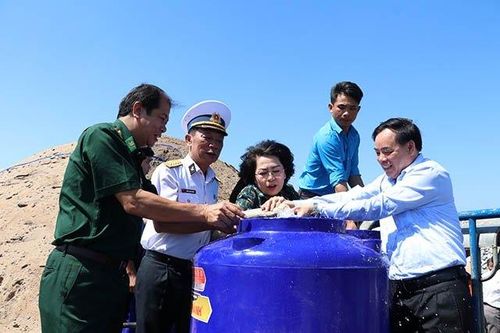 Trao bồn chứa nước ngọt cho người dân vùng hạn, mặn