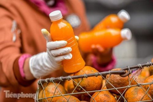 'Hốt bạc' nhờ vắt nước cam trên phố Hà Nội thời dịch Covid-19