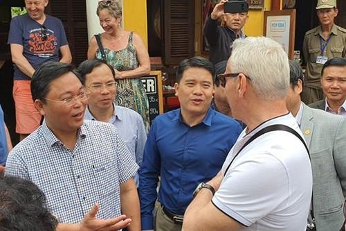 Khẳng định điểm đến an toàn, Chủ tịch tỉnh Quảng Nam dạo phố, nói chuyện với du khách