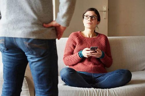 Đánh vợ còn bắt phải quỳ xin lỗi, ai sẽ 'chứa chấp' một ông chồng như này