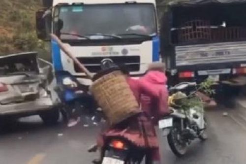 Xe tải mất lái tông vào hiện trường vụ tai nạn, nhiều người nhập viện