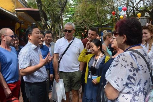 Chủ tịch Quảng Nam dạo phố cổ Hội An, trò chuyện với khách Tây