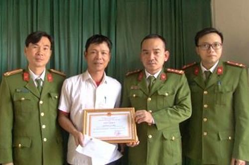 Khen thưởng người đàn ông cứu 2 mẹ con nhảy sông tự tử