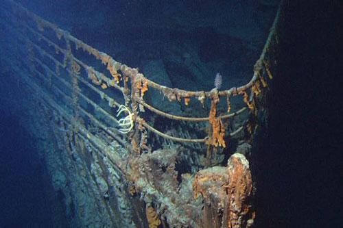 Xác tàu Titanic dưới đáy biển bị tàu ngầm đâm trúng