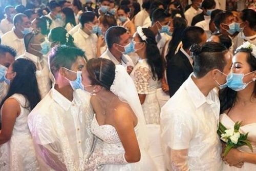 220 cặp đôi đeo khẩu trang trao nhau nụ hôn giữa đám cưới tập thể vì dịch corona