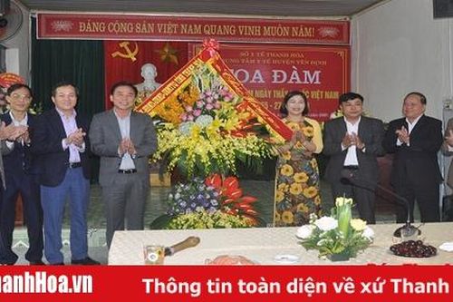 Phó Bí thư Thường trực Tỉnh ủy Đỗ Trọng Hưng chúc mừng các đơn vị y tế tại huyện Yên Định