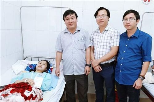 Trao tiền hỗ trợ cựu học sinh Trường THPT Chuyên Lê Quý Đôn gặp hoạn nạn