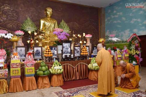 Chư tôn đức tưởng niệm Tổ sư Minh Đăng Quang