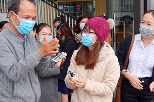 Cô giáo sáng chế nước rửa tay sát khuẩn tặng người dân