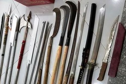 Chặn vụ hỗn chiến, thu giữ hàng chục hung khí, bom xăng