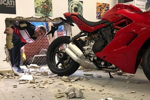 Khoét thủng tường, trộm Ducati trị giá 40.000 USD
