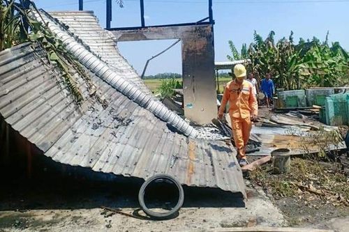 Bà đi làm thuê, 3 cháu nhỏ thoát chết trong căn nhà cháy rụi