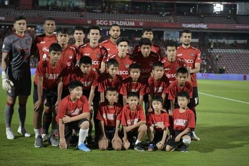 VAR và siêu phẩm hạ gục Văn Lâm cùng Muangthong United