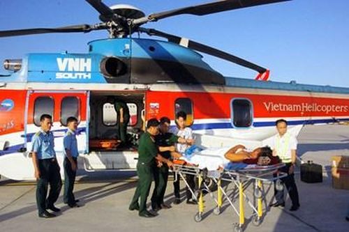 Chuyển hai bệnh nhân từ huyện đảo Trường Sa bằng trực thăng EC225 về đất liền điều trị