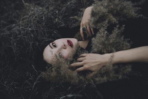 Vị trí của người thứ ba là ở 'trên giường'
