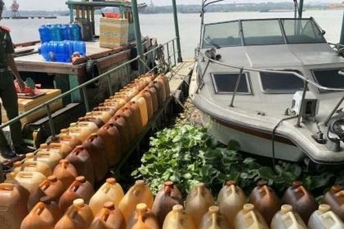 Đồng Nai: Phát hiện tàu không số vận chuyển 1.600 lít dầu không rõ nguồn gốc