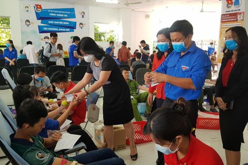Cần Thơ: 5.000 khẩu trang y tế được phát miễn phí tại ngày hội Chủ nhật Đỏ