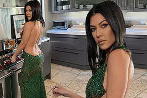 Chị cả nhà Kardashian váy yếm lưng trần siêu gợi cảm
