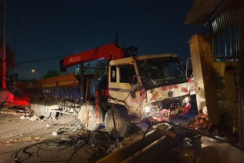 Xe tải mất thắng, tài xế tông sập nhiều trụ điện cứu người dừng đèn đỏ