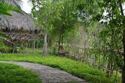 Sống cạnh nghĩa trang mà than phiền tiếng kèn trống là ích kỷ