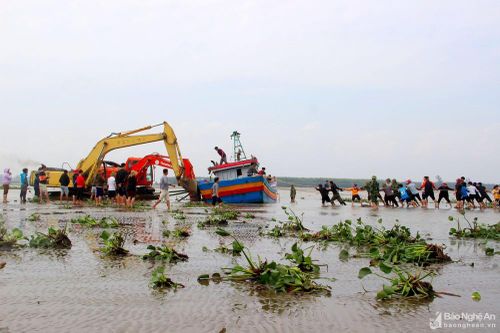 Lực lượng Quân đội giúp ngư dân giải cứu tàu bị chìm tại Nghệ An
