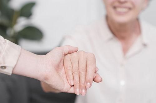 Vợ mới tuyệt vọng khi mẹ chồng chỉ mê nàng dâu cũ