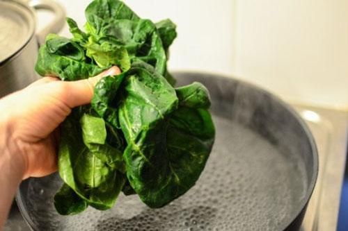 Mẹo luộc rau xanh rớt, chín giòn, hấp dẫn không thể chối từ