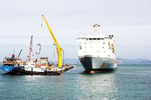 Tín hiệu vui từ cảng Cam Ranh
