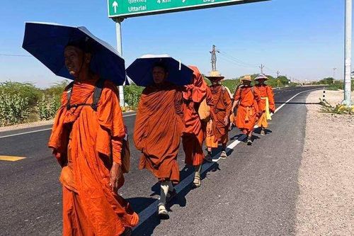Thái Lan : Hành trình đi bộ vì hòa bình của các nhà sư bị gián đoạn