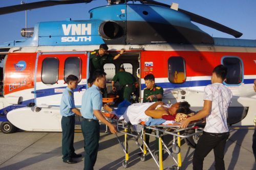 Bệnh viện quân y 175 dùng trực thăng đưa ngư dân Trường Sa đi cấp cứu