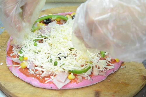 Độc đáo bánh pizza làm từ thanh long ruột đỏ